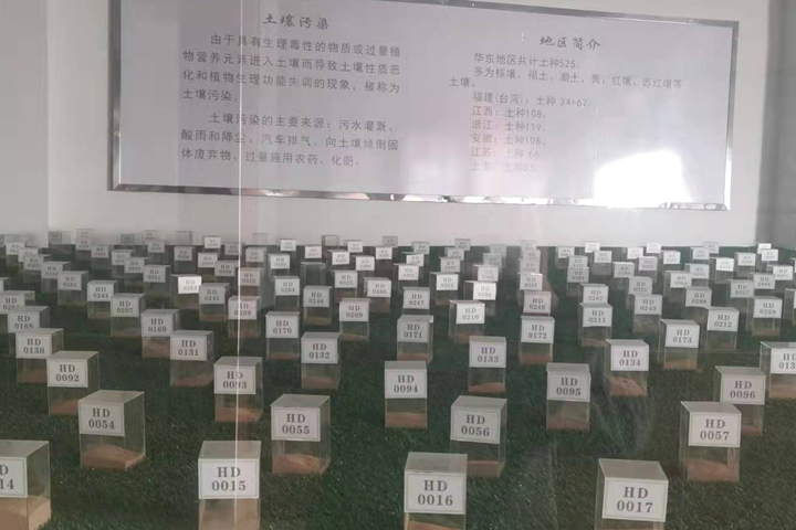 來(lái)自礦產(chǎn)開(kāi)發(fā)、洗選加工過(guò)程中產(chǎn)生的大量粘土、泥土礦沙由于持水性高、粘度大、易抱團(tuán)結(jié)塊給后續(xù)物料磨粉、焙燒等工序造成不良影響，烘干機(jī)廠家鄭州東鼎干燥針對(duì)此類(lèi)物料干燥及應(yīng)用特