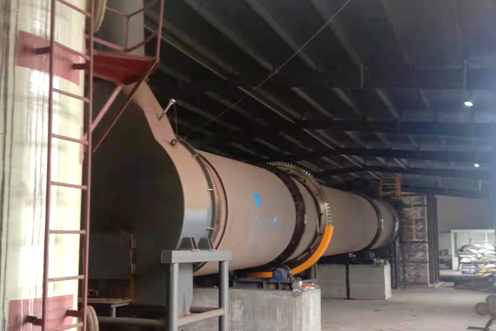 來(lái)自礦產(chǎn)開(kāi)發(fā)、洗選加工過(guò)程中產(chǎn)生的大量粘土、泥土礦沙由于持水性高、粘度大、易抱團(tuán)結(jié)塊給后續(xù)物料磨粉、焙燒等工序造成不良影響，烘干機(jī)廠家鄭州東鼎干燥針對(duì)此類(lèi)物料干燥及應(yīng)用特