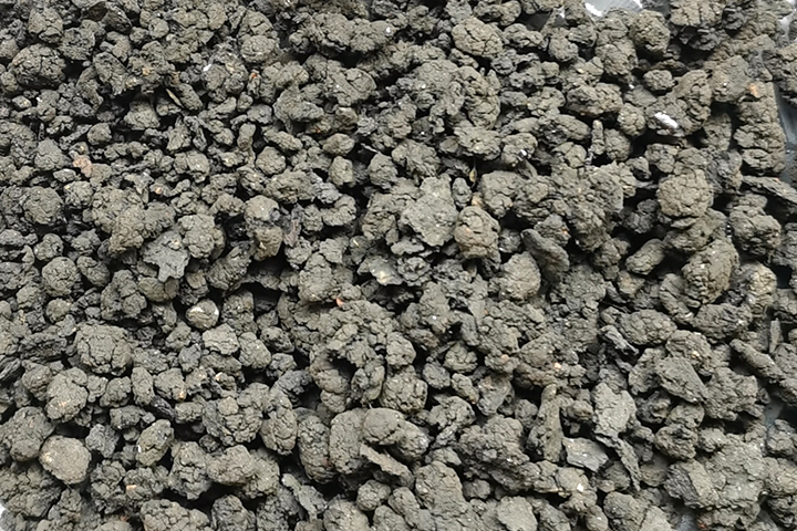 來(lái)自礦產(chǎn)開(kāi)發(fā)、洗選加工過(guò)程中產(chǎn)生的大量粘土、泥土礦沙由于持水性高、粘度大、易抱團(tuán)結(jié)塊給后續(xù)物料磨粉、焙燒等工序造成不良影響，烘干機(jī)廠家鄭州東鼎干燥針對(duì)此類(lèi)物料干燥及應(yīng)用特