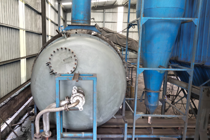 低溫蒸汽余熱煤泥烘干機(jī)采用內(nèi)熱式蒸汽回轉(zhuǎn)干燥機(jī)對(duì)濕煤泥進(jìn)行間接干燥，無三廢產(chǎn)生，節(jié)能環(huán)保，綠色高效，干燥環(huán)境安全。