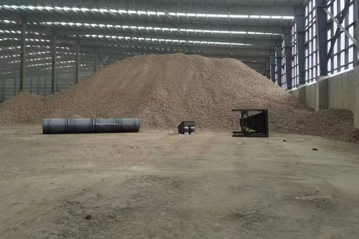 礦石烘干機(jī)是東鼎干燥針對(duì)冶金建材行業(yè)推出的專用烘干設(shè)備，具有產(chǎn)能大、耐磨損、熱能消耗低、自動(dòng)化程度高的特點(diǎn)。