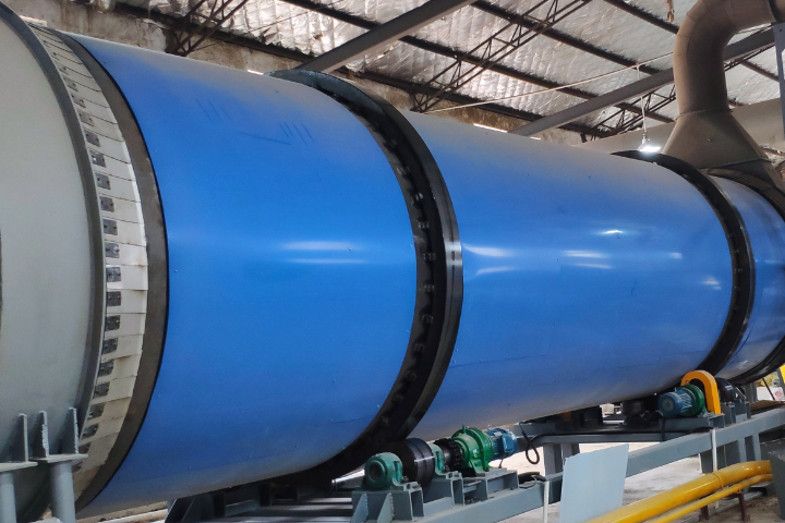 噴漿玉米皮專用烘干機(jī)設(shè)備，可以通過熱風(fēng)干燥工藝，快速降低物料中的水分制成高能量玉米噴漿蛋白飼料。