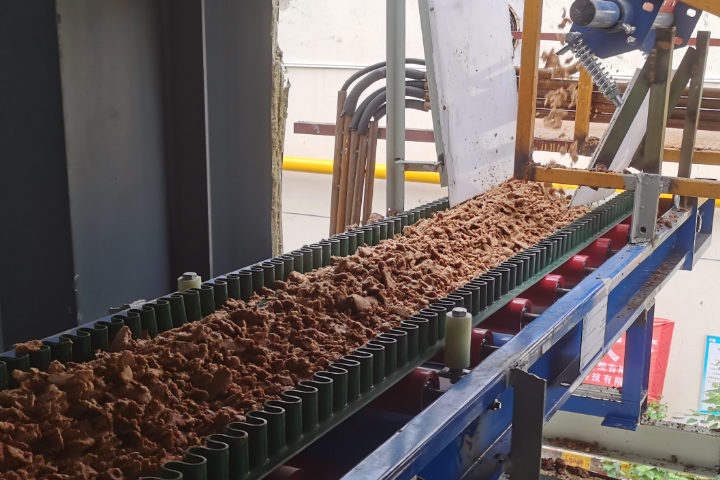 果渣烘干機(jī)是針對含水率高、糖分高的果品飲料、罐頭廠產(chǎn)生的果渣下腳料飼料化利用開發(fā)的烘干設(shè)備。