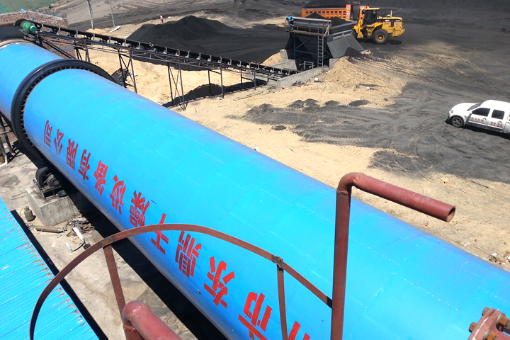 原煤、沫煤、褐煤、長(zhǎng)焰煤等煤炭含水率過(guò)高，降低了煤炭熱值，也影響煤炭的儲(chǔ)裝運(yùn)性能，大型原煤烘干機(jī)生產(chǎn)線通過(guò)熱風(fēng)干燥技術(shù)，實(shí)現(xiàn)低質(zhì)煤炭提質(zhì)。