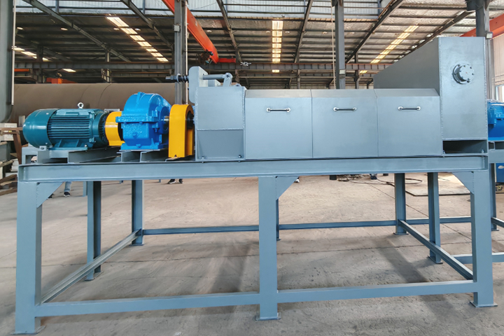 三軸螺旋擠壓脫水機(jī)是我司在雙軸螺旋擠壓脫水機(jī)基礎(chǔ)上推出的新型脫水設(shè)備，采用三螺旋軸擠壓結(jié)構(gòu)。