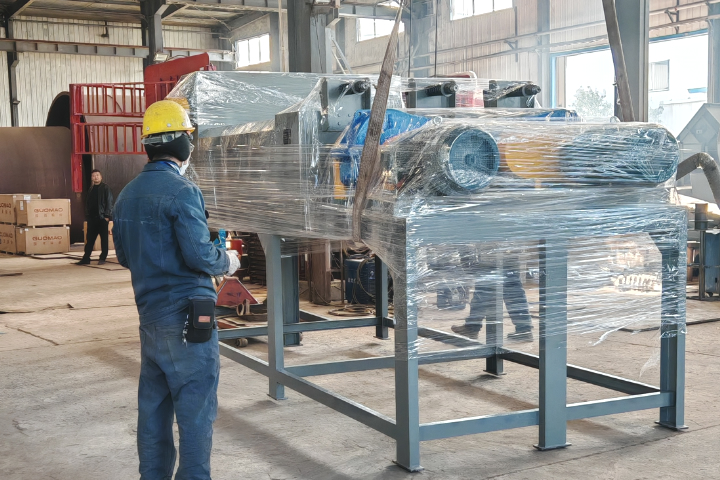 三軸螺旋擠壓脫水機(jī)是我司在雙軸螺旋擠壓脫水機(jī)基礎(chǔ)上推出的新型脫水設(shè)備，采用三螺旋軸擠壓結(jié)構(gòu)。