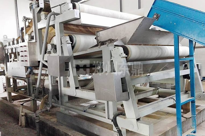 淀粉渣(木薯渣、紅薯渣、馬鈴薯渣等)是淀粉廠、酒精廠等廠家的副產(chǎn)品，淀粉渣中含有豐富的纖維素、半纖維素和粗蛋白等，經(jīng)過飼料化無害處理后，可以成為畜禽飼料的重要來源。