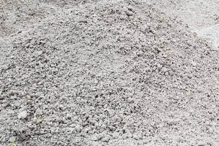 淀粉渣(木薯渣、紅薯渣、馬鈴薯渣等)是淀粉廠、酒精廠等廠家的副產(chǎn)品，淀粉渣中含有豐富的纖維素、半纖維素和粗蛋白等，經(jīng)過飼料化無害處理后，可以成為畜禽飼料的重要來源。