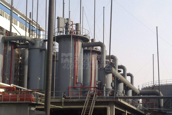 東鼎煤氣發(fā)生爐可以降低工人的勞動強度，有效改善工作環(huán)境，是節(jié)能降耗、消煙除塵、以煤代油、代電的重要環(huán)保設(shè)備。