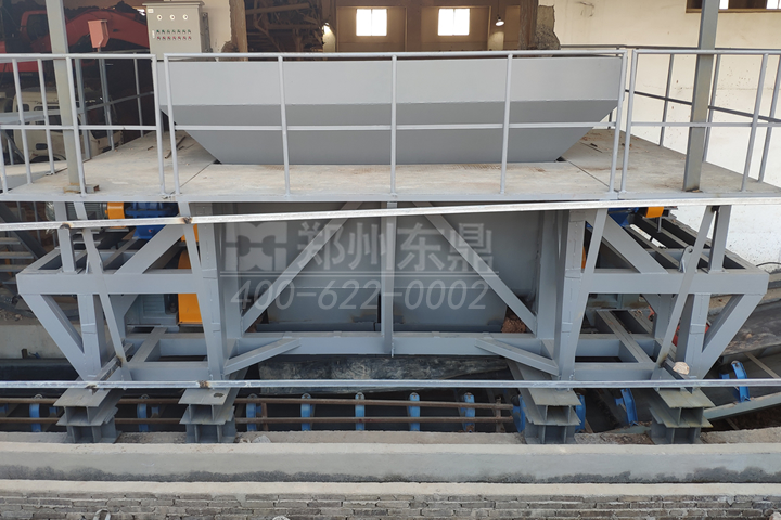 五軸打散喂料機設備是東鼎針對重質礦粉、石粉、礦泥、泥土破碎開發(fā)的一種專用設備，防粘防堵，設備動力更充沛，集破碎與存儲于一體，產能比上一代設備翻番倍增，