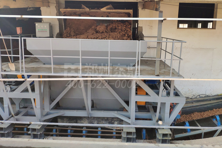 五軸打散喂料機設備是東鼎針對重質礦粉、石粉、礦泥、泥土破碎開發(fā)的一種專用設備，防粘防堵，設備動力更充沛，集破碎與存儲于一體，產能比上一代設備翻番倍增，