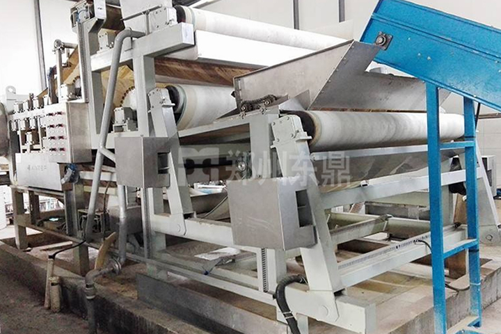 薯渣烘干機(jī)實(shí)現(xiàn)自動(dòng)上料、脫水、烘干、出料、包裝一體化作業(yè)，適用于紅薯渣、木薯渣、馬鈴薯渣等高濕糟渣飼料化利用。