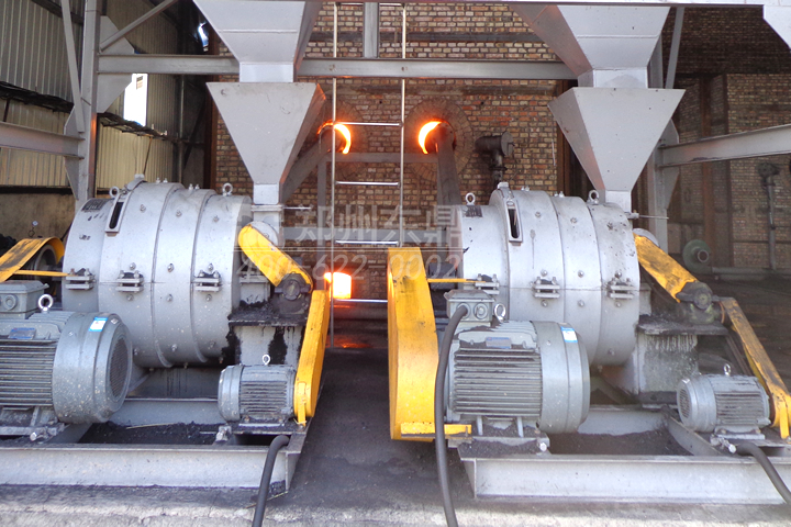 磨煤噴粉機(jī)是我公司煤粉燃燒爐產(chǎn)品的重要配件，起到對(duì)原料煤破磨制粉及送粉的作用，磨煤機(jī)主要由供煤系統(tǒng)、粉碎系統(tǒng)及送粉系統(tǒng)組成。供煤系統(tǒng)由安全網(wǎng)、料斗、絞龍箱及調(diào)速電機(jī)（MP