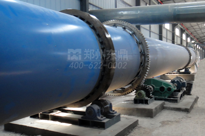 污泥烘干機系統(tǒng)適合于粘性較大的各種污泥干燥，可將含水85％左右的濕污泥脫水到50%左右再烘干成為含水10％以下的干粉